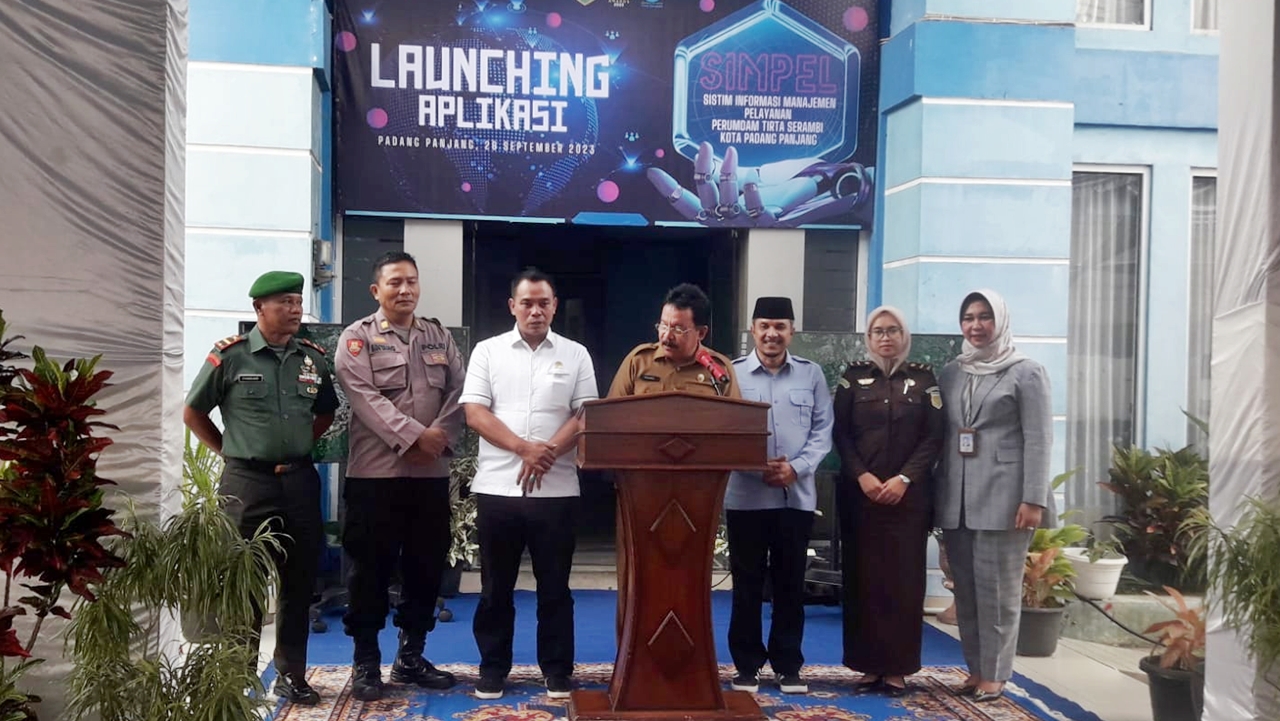 Didampingi Ketua DPRD Mardiansyah dan Anggota Forkopimda, Wakil Walikota Asrul Melaunching Simpel berbasis TI Perumda Air Minum kota itu, Selasa sore (26/9).