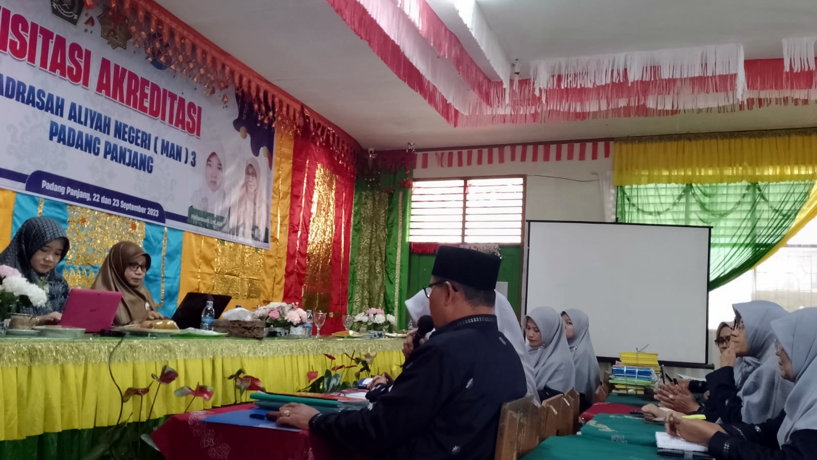 Kepala Madrasah MAN-3 Padang Panjang, Dariman, unsur guru, komite, siswa dan orang tua sedang diwawancarai oleh Tim BAN S/M Sumbar