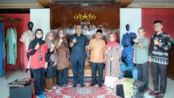 Ketua DPRD Sumbar meninjau proses produksi Batik Braja