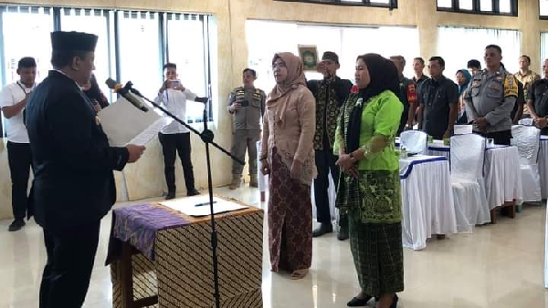 PJ Bupati Mentawai lantik dua orang Anggota Badan Permusyawah Desa