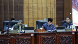 Wakil Ketua DPRD Sumbar Suwirpen Suib memimpin rapat paripurna