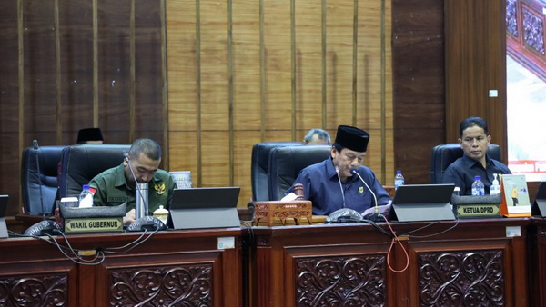Wakil Ketua DPRD Sumbar Suwirpen Suib memimpin rapat paripurna