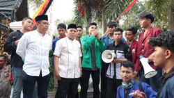 Aksi unjuk rasa para mahasiswa ke kantor DPRD Provinsi Sumatera Barat