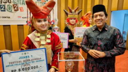 Wakil Ketua DPRD Sumbar Suwirpen Suib bersama juara Festival Mars Sumatera Barat