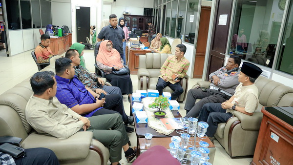 Kabag Persidangan Peraturan Perundang-Undangan DPRD Sumbar Zardi Syahrir saat menyambut panitia khusus D DPRD Rokan Hilir,