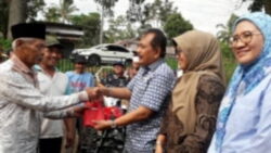 Anggota DPRD Sumbar menyerahkan bantuan alsintan Anggota DPRD Sumbar menyerahkan bantuan alsintan