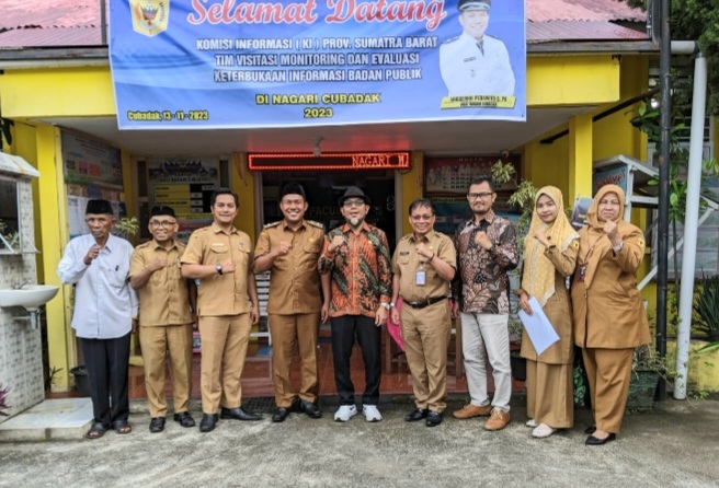 Tim KI Sumbar foto bersama Walinagari Cubadak Kabupaten Tanah Datar. (Foto : ki)