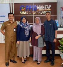 Ketua tim monev KI Sumbar, Tanti Endang Lestari kunjungi SMAN 2 Payakumbuh dalam rangka verifikasi faktual, Jumat (24/11). (Dok : Istimewa)