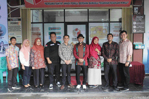 Tim visitasi KI Sumbar bersama Komisioner dan Kepala Sekretariat Bawaslu Padangpariaman, di Sekretarian Bawaslu Padang Pariaman,