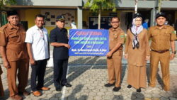 Wakil Ketua DPRD Sumbar Suwirpen Suib secara simbolis menyerahkan bantuan mobiler sekolah