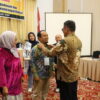 Ketua DPRD Padang memasangkan tanda peserta