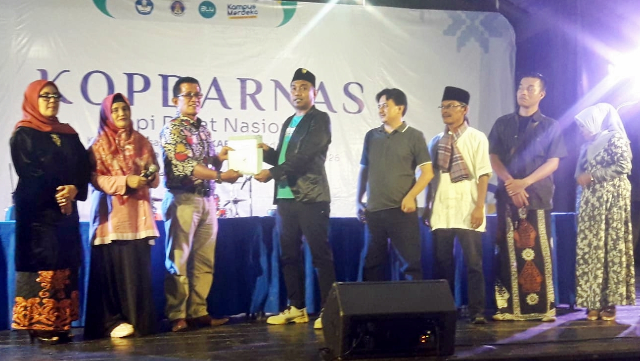 Serah terima dokumen AD/ART dari Ketum IKA ASKI/STSI/ISI Panjang Panjang yang lama, Riki Karno, kepada Ketum baru, Asmarjon.