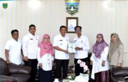 Kepala Kantah/ATR Padang Panjang, Didiek Christianto saat menyerahkan 104 sertifikat tanah milik Pemko Padang Panjang kepada Pj.Walikota Sony Budaya Putra, Januari 2024 lalu