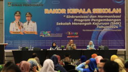 Ketua DPRD Sumbar, Supardi saat menghadiri rapat Koordinasi Kepala SMK