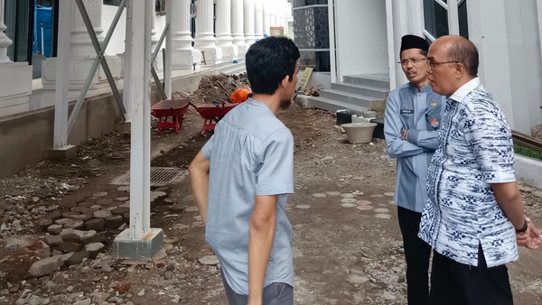 Ketua DPRD Sumbar Supardi saat meninjau dan mengecek hasil pembangunan Masjid Assyura