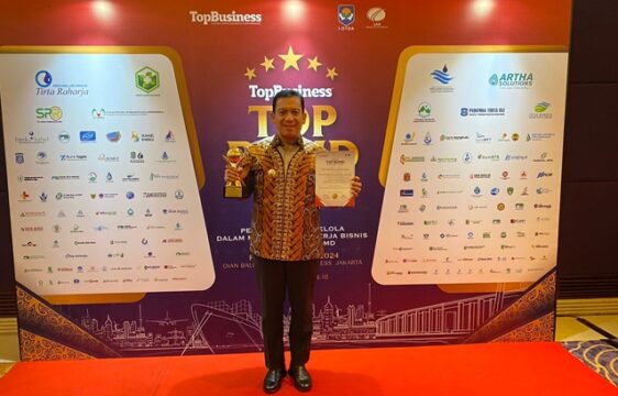 PJ-Wako-Sonny-BUdaya-Putra-dengan-tropy-dan-piagam-TOP-BUMD