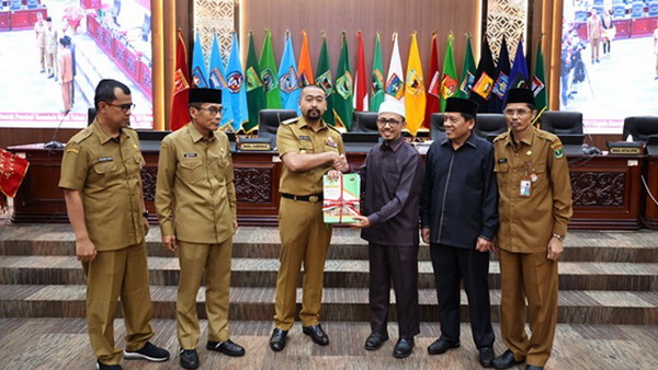 Penyampaian LKPJ Gubernur Sumbar 2023 di Rapat paripurna DPRD Sumbar