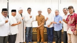 Wakil Ketua DPRD Sumbar, Irsyad Safar menerima aspirasi dari relawan pemajuan kebudayaan di ruang khusus I DPRD Sumbar, Senin. (humas)