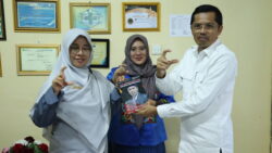 Raflis bersama komisionir KI Sumbar