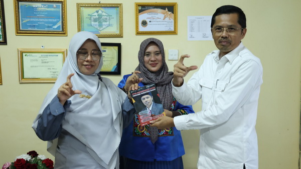 Raflis bersama komisionir KI Sumbar