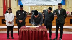 Ketua DPRD Kota Padang Panjang, Mardiansyah, menandatangani dokumen persetujuan DPRD atas Ranperda LKPj Walikota terkait pelaksanaan APBD 2023