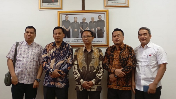 Staf Ahli BK DPRD Sumbar Vino Oktavia saat menerima kunjungan DPRD Jambi
