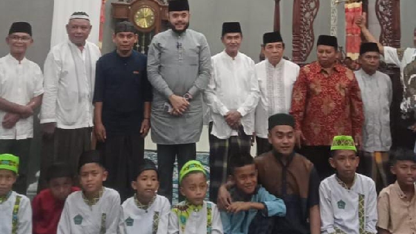 Fadly Amran, menghadiri silaturahmi warga Mustika Pegambiran Ampalu di Masjid Al-Munawwarah