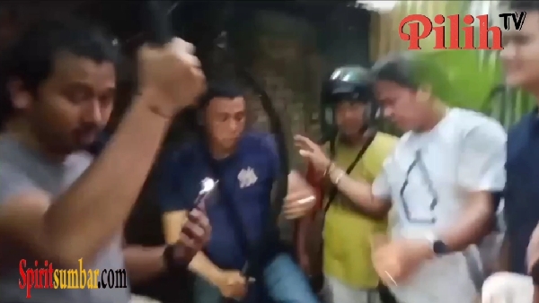 Padang, SPIRITSUMBAR.com - Polisi berhasil menangkap satu persatu pelaku tawuran yang membuat seorang remaja bernama Farel (16) harus kehilangan satu tangannya pada aksi tawuran di Jembatan Malindo, Kecamatan Lubuk Begalung, Kota Padang, Sumatera Barat (Sumbar) pada Sabtu (10/8/2024) Salah satu pelaku yang berinisial F ditangkap Tim Klewang Satuan Reserse Kriminal (Satreskrim) Kepolisian Resor Kota (Polresta) Padang mengaku bahwa dirinya dengan kubu dari korban memang sudah berjanji untuk hendak melakukan aksi tawuran. “Korban juga merupakan pelaku aksi tawuran juga,” kata Tim Opsnal Satreskrim Polresta Padang, Aiptu David Rico Darmawan saat menginterogasi pelaku,” katanya dalam video yang diterima Kepada polisi, pelaku F yang ditangkap mengaku juga mengetahui pelaku utama yang membacok Farel. “Korban memegang batu, tidak membeli rokok, tidak membeli nasi goreng, tidak juga hendak ke masjid, dia ikut tawuran. Lawan dari kelompok tersebut,” katanya. Pelaku F mengatakan, bentrok tersebut melibatkan kelompok atau geng antara Pampangan dengan Pegambiran. “Ini murni tawuran, jadi jangan salah paham lagi. Kami sudah interogasi langsung lawan dari korban,” katanya. Kepala Kepolisian Sektor (Kapolsek) Lubuk Begalung, Kompol Mochammad Rosidi mengatakan, kejadian berawal di saat pelapor bersama teman-temannya yang berjumlah 50 orang menggunakan sepeda motor dengan nama kelompok Partai Rawang Junior Gabungan pergi dari kawasan Rawang menuju Lubuk Begalung. “Tidak jauh dari Jembatan Malindo, korban berpapasan dengan kelompok tawuran Timur Ogah Mundur atau TOM menggunakan motor yang juga berjumlah 50 orang,” katanya via keterangan tertulis. Korban bersama temannya, kata Rosidi, dikejar oleh kelompok tawuran TOM sehingga Farel tersudut dan kemudian dipukul oleh pelaku mengunakan senjata tajam (sajam) jenis clurit ke arah badan korban “Sehingga korban berusaha menangkis dengan mengunakan tangan kirinya yang menyebabkan tangan kirinya putus,” katanya. Di saat tangannya terputus tersebut, kata eks Kapolsek Banuhampu Sungai Pua tersebut, datang teman-teman korban untuk membantu. “Sehingga kelompok tawuran TOM tersebut kabur dan kemudian dibantu teman-teman korban dilarikan ke RSUP M Djamil Padang untuk penangganan selanjutnya,” katanya. Saat ini, kata Rosidi, korban masih menjalani perawatan medis secara intensif di RSUP M Djamil Padang.