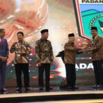 Pj.Wako Sonny Budaya Putra menerima UHC Award dari Wapres RI Makruf Amin
