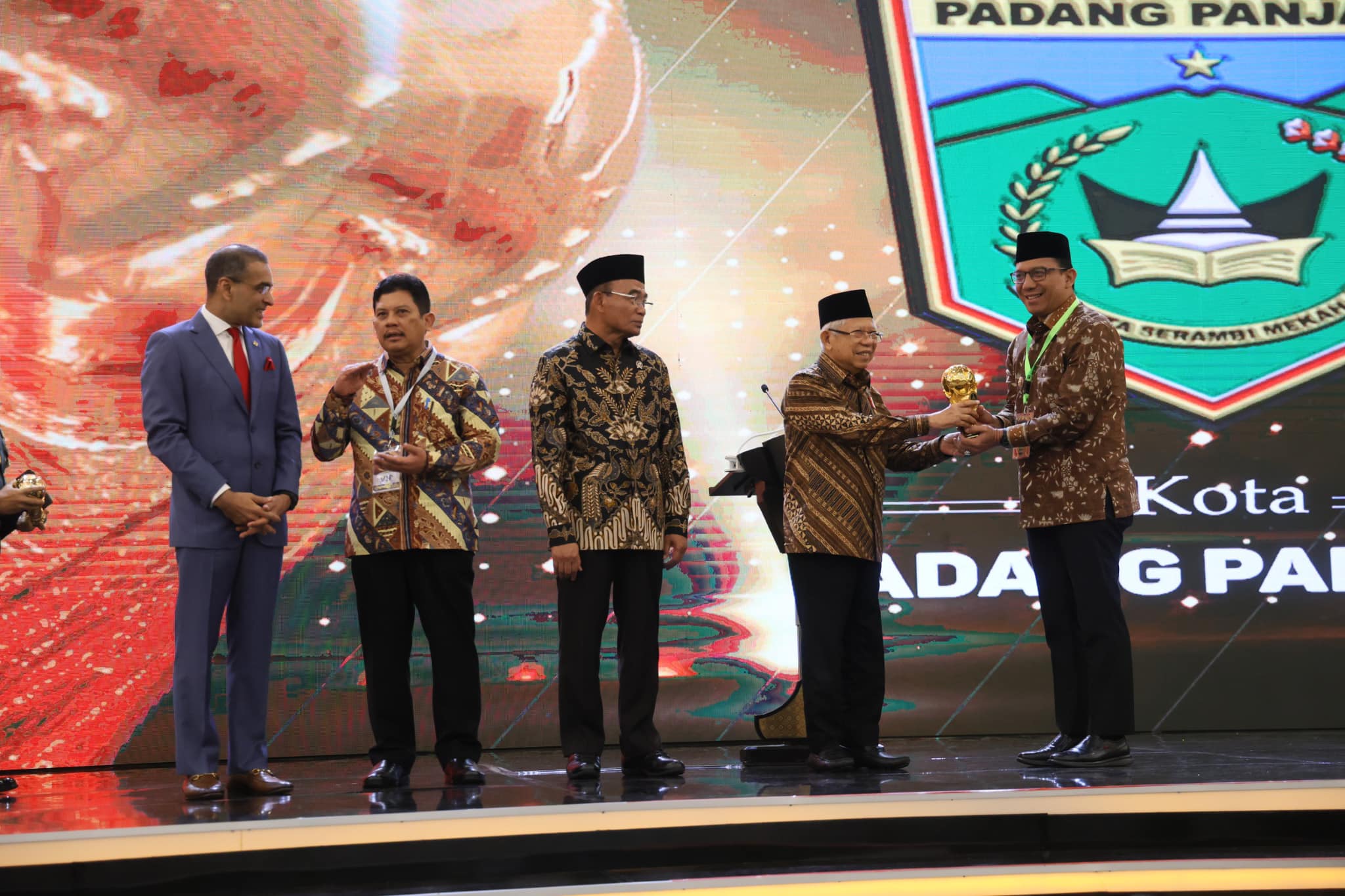 Pj.Wako Sonny Budaya Putra menerima UHC Award dari Wapres RI Makruf Amin