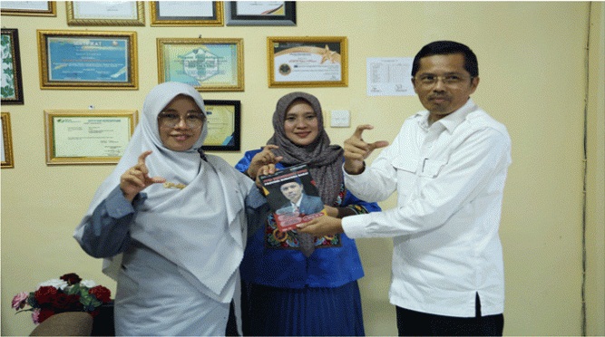 Sekretaris DPRD Sumbar Raflis bersama Komisioner KI Sumbar Tanti Endang Lestari