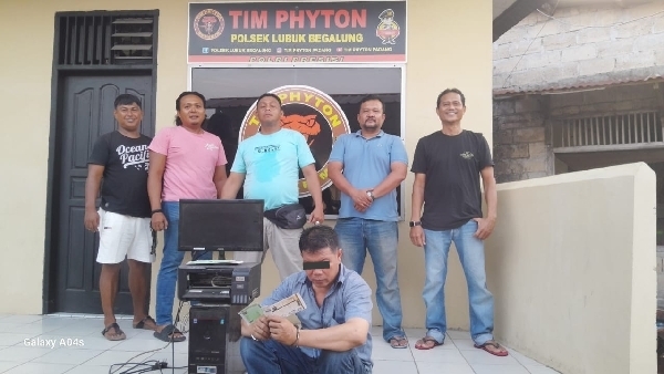 Tim Phyton Polsek Lubuk Begalung bersama pelaku pemalsu Dokumen
