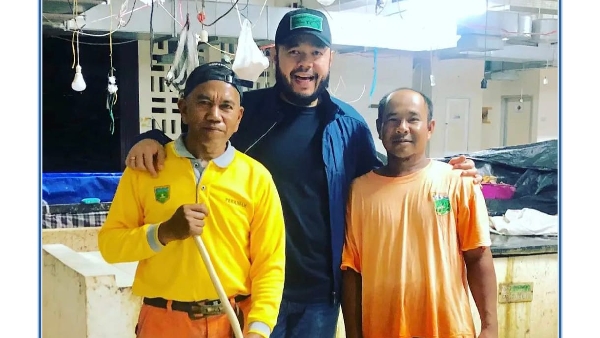 Fadly Amran bersama petugas kebersihan