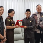 Ketua Sementara DPRD Sumbar Irsyad Safar Terima Kunjungan Kajati Sumbar Ketua Sementara DPRD Sumbar Irsyad Safar Terima Kunjungan Kajati Sumbar