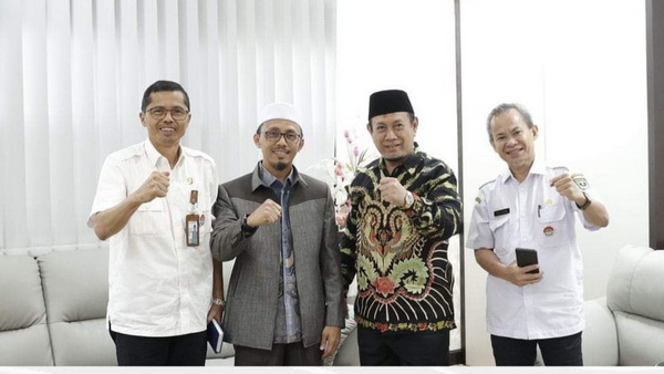 Ketua Sementara DPRD Sumbar Irsyad Safar saat menerima kunjungan Ketua Sementara DPRD DKI Jakarta