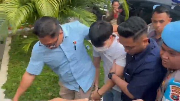 Ivan Sugianto ditangkap polisi usai menyuruh siswa menggonggong