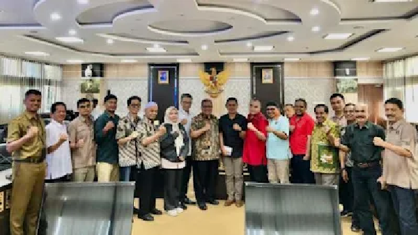 Ketua DPRD Sumbar Muhidi bersama PWI