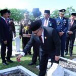 Ketua DPRD Sumbar Muhidi saat menabur bunga