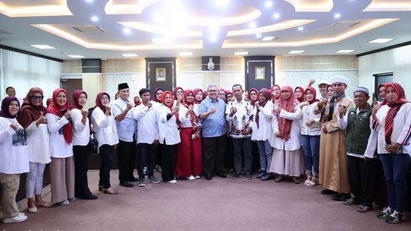 Ketua DPRD Sumbar Muhidi saat menyambut hangat kedatangan PPUKM Ranah Minang