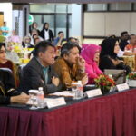 Komisioner KI Sumbar Riswandi dalam penobatan Uda Uni Duta Informasi UNP Uda-Uni Duta Informasi Kampus