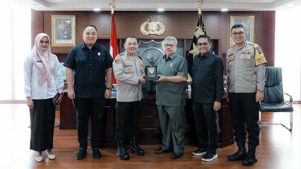 Pimpinan DPRD Sumatera Barat (Sumbar) mengunjungi Kapolda Sumbar