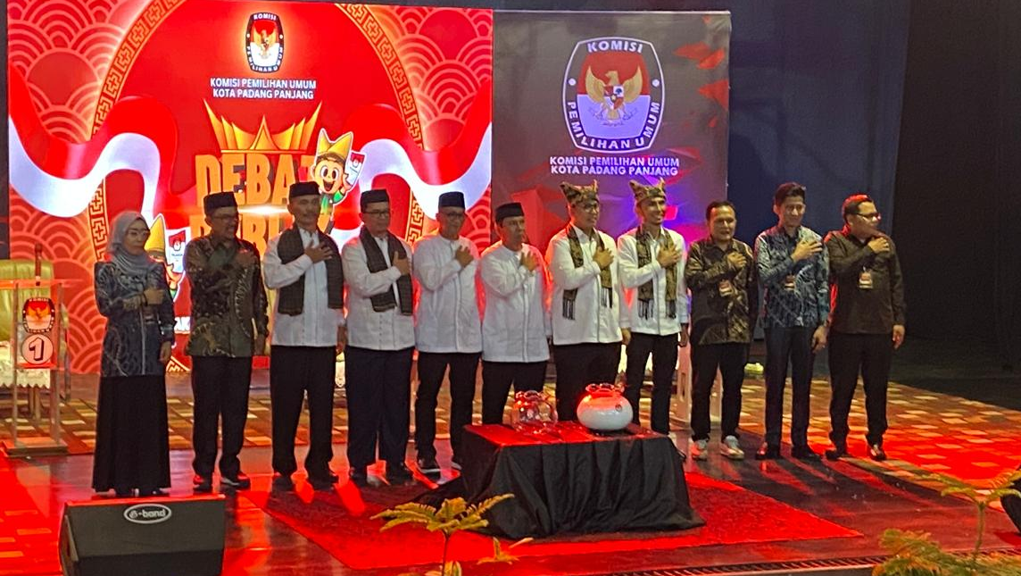 Tiga paslon Wako/ Wawako Padang Panjang foto bersamo dengan komisioner KPU Padang Panjang.