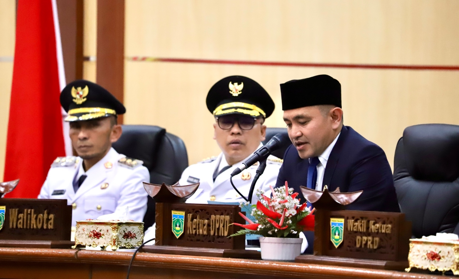 Ketua DPRD Imbral membuka rapat paripurna.( foto; Kominfo Padang Panjang)