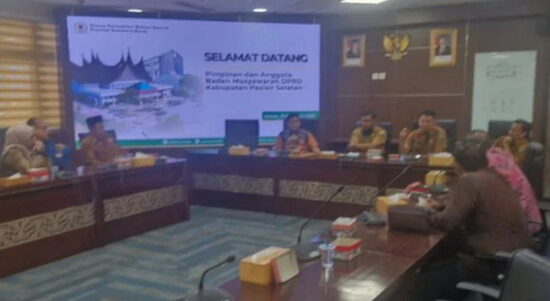 Kepala Bagian Umum dan Keuangan Sekretariat DPRD Sumbar, Udlil Iman Zul menerima
