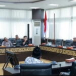 Rombongan DPRD Tanah Datar tersebut diterima langsung oleh Wakil Ketua Komisi III DPRD Sumbar, H. Mochklasin, S.Si., didampingi Kabag Persidangan dan Perundang - Undangan Sekretariat DPRD Sumbar Zardi Syahrir, SH, MM. (foto hms/spiritsumbar)
