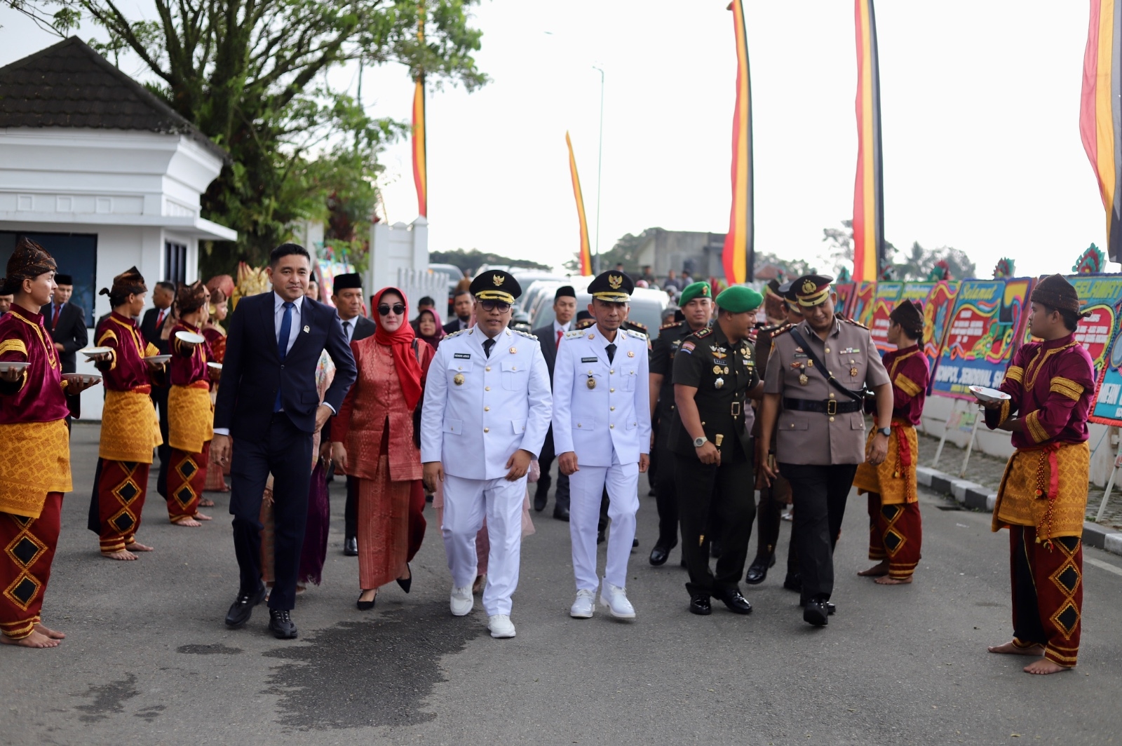 Untuk pertama kalinya Wako dan Wawako periode 2025-2030 menghadiri sidang paripurna DPRD.( foto Kominfo )