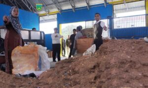 Wako Hendri dan Wawako Allex meninjau pengelolaan sampah TPS 3R di Bukit Surungan ( foto Dis Kominfo)