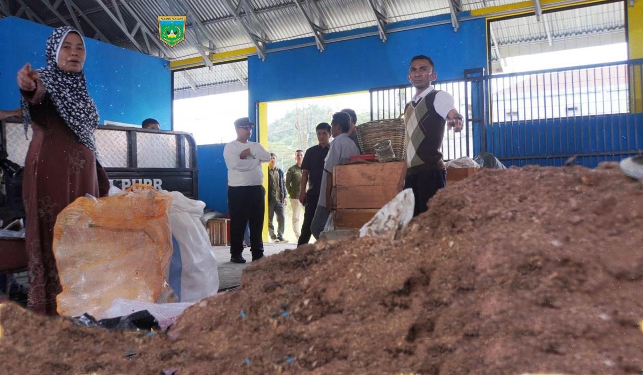 Wako Hendri dan Wawako Allex meninjau pengelolaan sampah TPS 3R di Bukit Surungan ( foto Dis Kominfo)