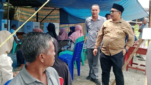 Medo Patria saat meninjau TPS PSU Pasaman, Sabtu (19/4/2025)