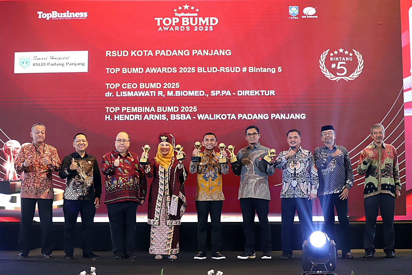 Wawako Padang Panjang, Allex Saputra ( tengah). diapit Direktur RSUD dr.Lismawati dan Syafwan Hadi, serta penerima TOP BUMN Awards dari berbagai daerah.( foto : kominfo)